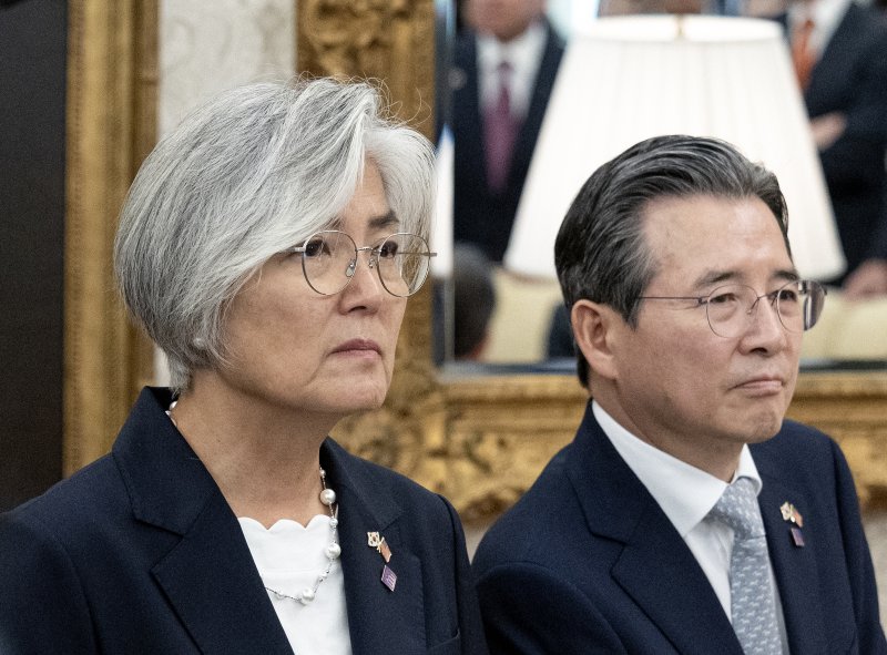 강경화 주미대사 내정자(왼쪽)와 김용범 정책실장이 지난달 25일(현지시간) 미국 워싱턴DC 백악관에서 열린 한미 정상회담에 참석해 있다. 연합뉴스