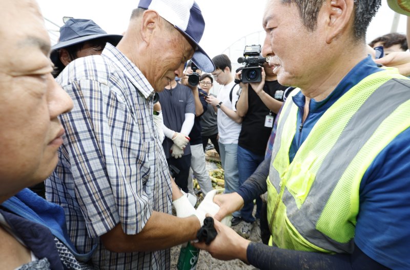 정청래 더불어민주당 당대표가 지난 3일 전남 나주시 노안면 수해 피해 현장을 찾아 복구 지원활동을 하고있다. 작업을 마치고 피해입은 어르신을 만나 위로의 말을 전하고 있다. 2025.8.3/뉴스1 ⓒ News1 김태성 기자