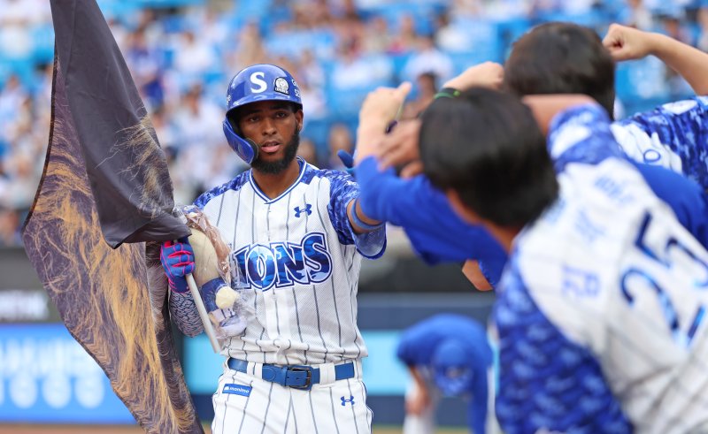 [서울=뉴시스] 프로야구 삼성 라이온즈 디아즈가 6일 대구삼성라이온즈파크에서 열린 2025 신한 쏠뱅크 KBO리그 NC 다이노스와의 경기에서 홈런을 친 뒤 세리머니를 펼치고 있다. (사진=삼성 라이온즈 제공) 2025.06.06. *재판매 및 DB 금지