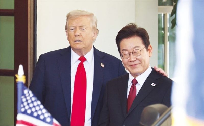 도널드 트럼프 미국 대통령이 25일(현지시간) 한·미 정상회담을 위해 백악관에 도착한 이재명 대통령의 어깨에 손을 올리며 친근감을 나타내고 있다. /연합뉴스