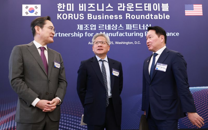 지난 8월 이재명 대통령 미국 방문 당시 열린 한미 비즈니스 라운드테이블에서 이재용 삼성전자 회장과 최태원 대한상공회의소 회장 겸 SK그룹 회장이 젠슨 황 엔비디아 최고경영자(CEO)와 대화하고 있다. 연합뉴스