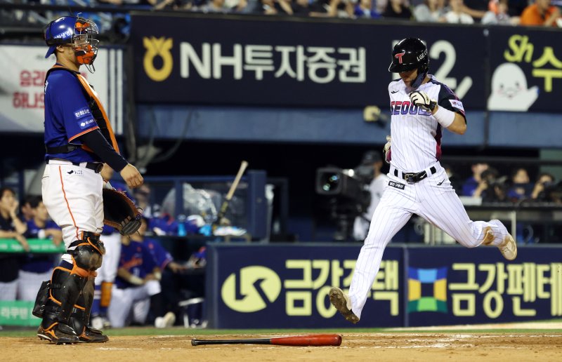 LG 트윈스(오른쪽)와 한화 이글스는 치열한 선두 경쟁을 펼치는 중이다. 2025.8.8/뉴스1 ⓒ News1 김명섭 기자