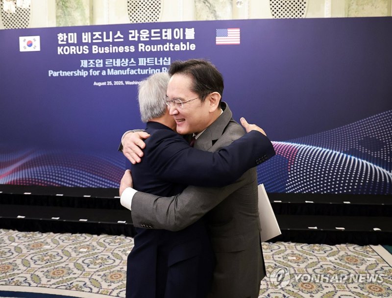 이재용 삼성전자 회장이 25일(현지시간) 미국 워싱턴 D.C. 윌러드 호텔에서 열린 한미 비즈니스 라운드 테이블 리셉션에 참석해 젠슨 황 엔비디아 최고경영자(CEO)와 포옹하고 있다. 연합뉴스