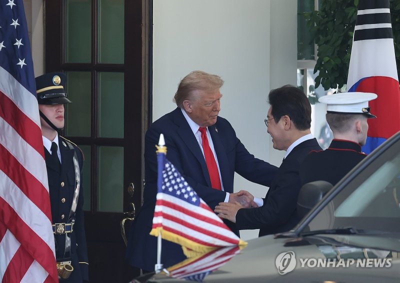 악수하는 한미 정상 (출처=연합뉴스)