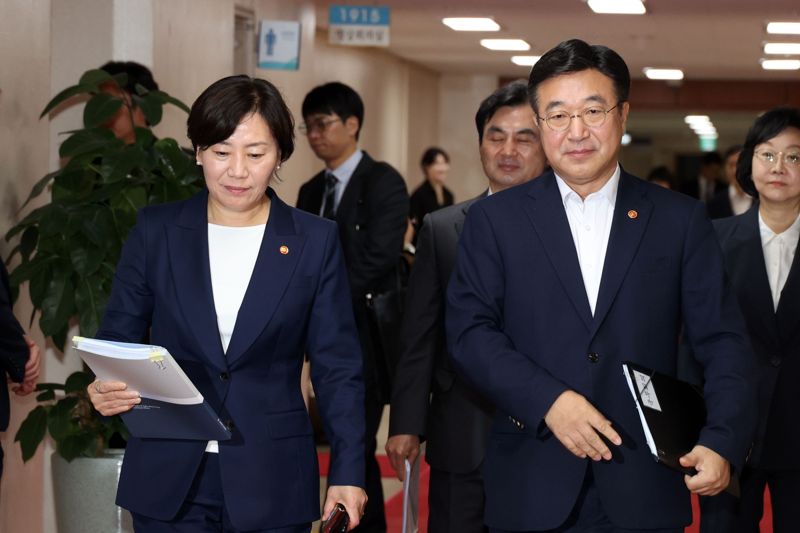 윤호중 행정안전부 장관과 안규백 국방부 장관이 26일 서울 종로구 정부서울청사에서 열린 국무회의에 참석하고 있다. 사진=서동일 기자