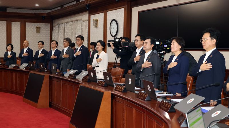 26일 서울 종로구 정부서울청사에서 열린 국무회의에서 참석자들이 국민의례를 하고 있다. 사진=서동일 기자