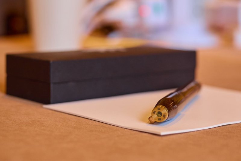 대통령실이 25일(현지시간) 공개한 한미 정상회담을 위해 이재명 대통령이 준비한 선물. 펜은 선물이 아닌 이 대통령의 서명용이었지만 트럼프 대통령의 요청으로 즉석에서 선물했다. 대통령실 제공. /사진=연합뉴스