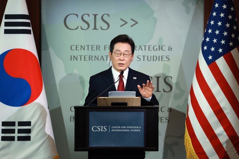 [워싱턴=뉴시스] 고범준 기자 = 이재명 대통령이 25일(현지 시간) 미국 워싱턴DC 전략국제문제연구소(CSIS)에서 정책 연설을 하고 있다. 2025.08.26. bjko@newsis.com