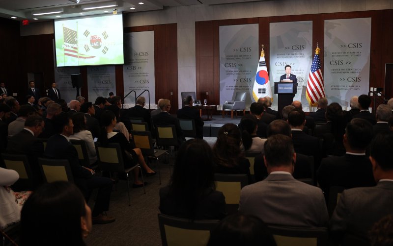 [워싱턴=뉴시스] 고범준 기자 = 이재명 대통령이 25일(현지 시간) 미국 워싱턴DC 전략국제문제연구소(CSIS)에서 정책 연설을 하고 있다. 2025.08.26. bjko@newsis.com