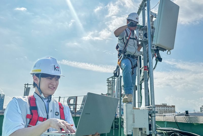 KT 직원들이 AI-RAN 기술을 검증하는 모습. KT 제공
