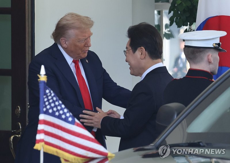 악수하는 한미 정상 (출처=연합뉴스)