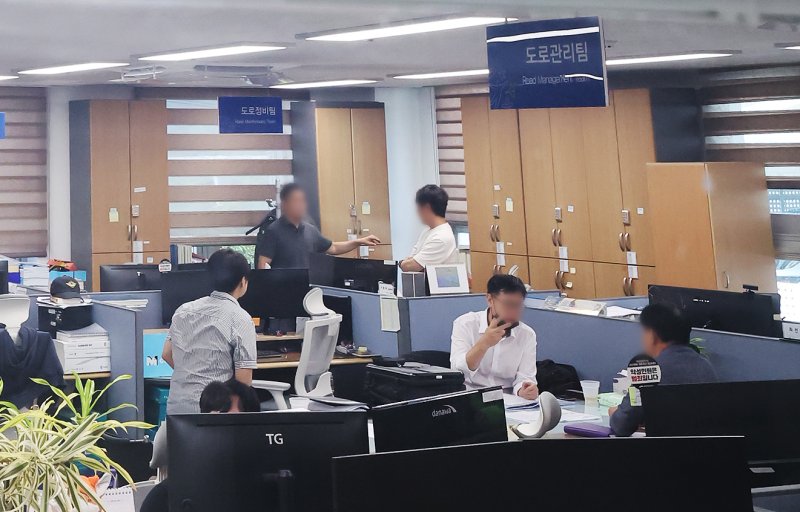 김건희 여사의 각종 의혹을 수사 중인 민중기 특별검사팀이 지난 22일 경기 양평군청에서 양평 고속도로 종점 노선 변경 의혹 사건 등과 관련해 압수수색을 하고 있다. 특검팀은 언론 공지를 통해 양평군청 등 10여 곳에 대한 압수수색을 실시하고 있다고 밝혔다. 2025.8.22/뉴스1 ⓒ News1 장수영 기자