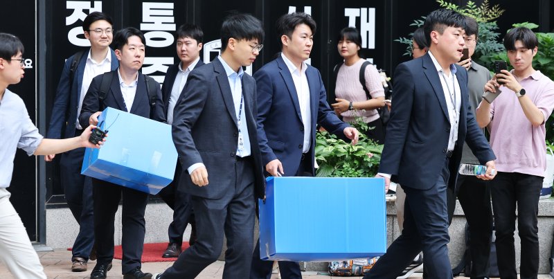 김건희 여사와 관련한 각종 의혹을 수사하는 민중기 특별검사팀 관계자들이 지난 11일 오후 '나토 목걸이 의혹'과 관련해 서울 서초구 서희건설 본사에 대한 압수수색을 마친 후 압수품 상자를 차량에 싣고 있다. 2025.8.11/뉴스1 ⓒ News1 오대일 기자