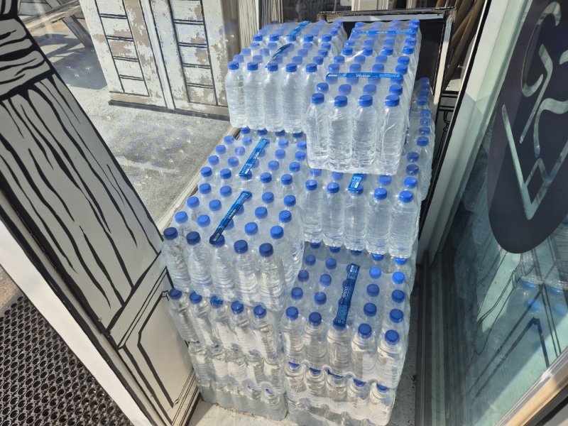 지난 25일 강원 강릉 홍제동의 한 카페에 200mL짜리 생수 묶음이 비축돼 있다. 2025.8.25/뉴스1 윤왕근 기자