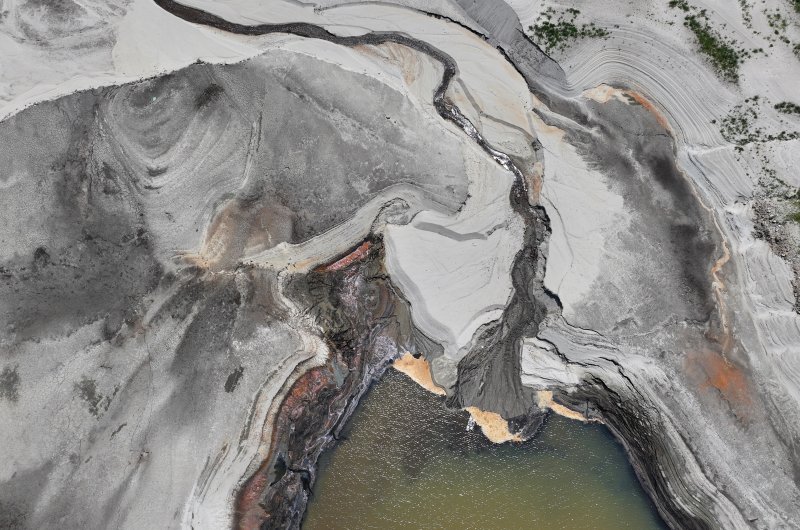 강릉 지역의 심각한 가뭄이 이어지고 있는 가운데 위성에서도 저수지 표면적이 61% 줄어들어 곳곳에서 바닥이 보였다. 24일 위성 스타트업 텔레픽스가 위성영상을 분석한 자료에 따르면 강릉 주 수원지인 오봉저수지의 저수 표면적을 탐지한 결과 4월 21일 0.75㎢로 최대였던 표면적은 이달 17일 들어 0.29㎢까지 줄어든 것으로 나타났다. 강릉시 가뭄 단계는 지난 21일 '심각' 단계로 격상됐으며, 강릉시에 필요한 물 87%를 공급하는 오봉저수지 저수율은 10%대로 뚝 떨어져 극심한 물 부족 현상을 빚고 있다. 24일 강원 강릉시 주요