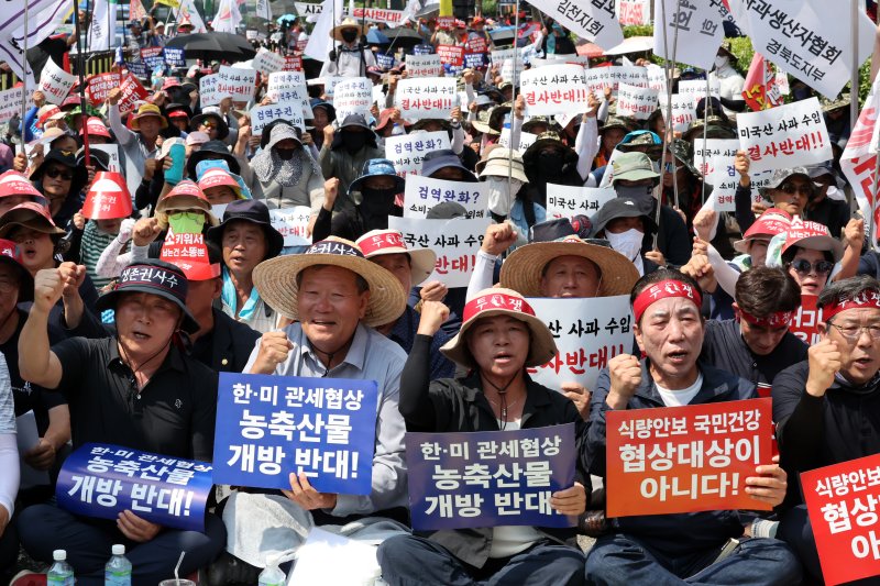 [서울=뉴시스] 조성우 기자 = 28일 오후 서울 용산구 대통령 인근에서 열린 한-미 상호관세 협상 농축산물 개방 반대 전국농축산인 결의대회에서 한국농축산연합회와 한국종합농업단체협의회, 축산관련단체협의회, 농민의 길 등 농민단체 소속 단체장들과 농민들이 구호를 외치고 있다. 2025.07.28. xconfind@newsis.com