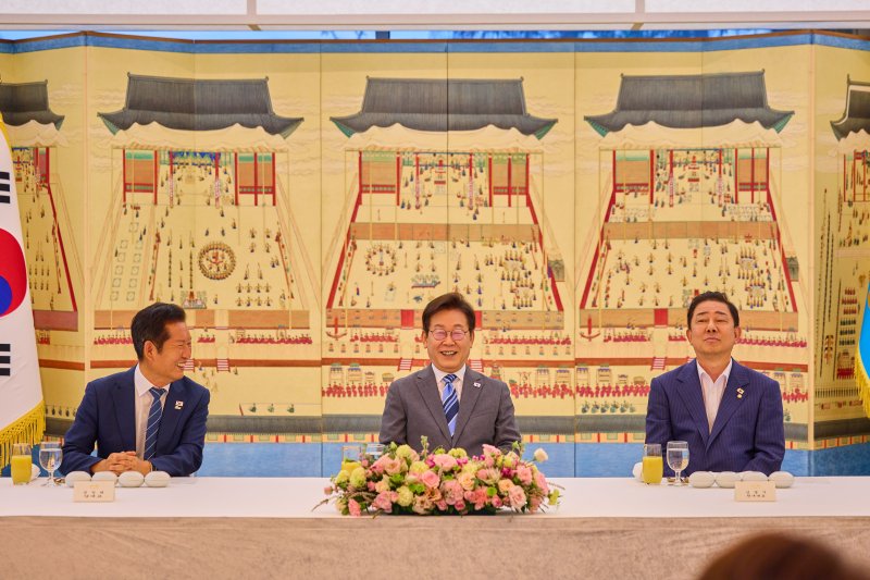 [서울=뉴시스] 최동준 기자 = 이재명 대통령이 지난 20일 서울 한남동 관저에서 더불어민주당 정청래 대표, 김병기 원내대표 등 신임 지도부와 만찬을 하고 있다. (사진=대통령실 제공) 2025.08.20. photo@newsis.com *재판매 및 DB 금지