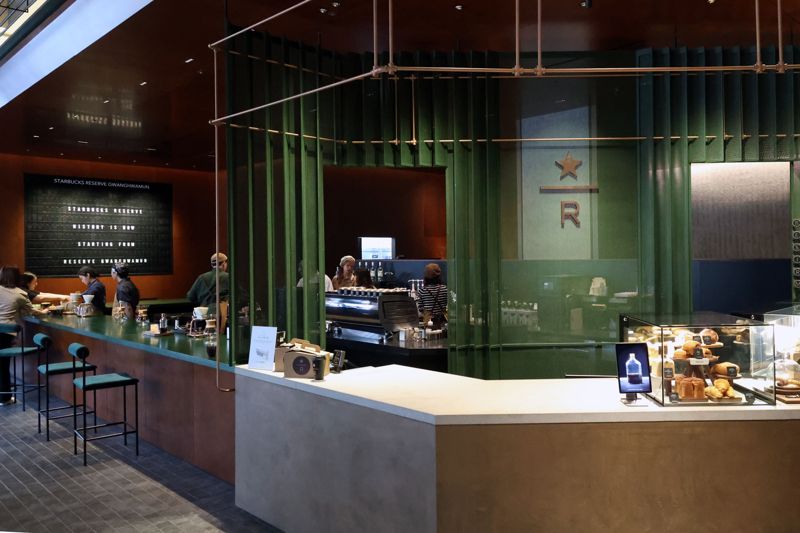 26일 서울 종로구 KT 광화문빌딩 웨스트에서 오픈 예정인 스타벅스 '리저브광화문'. 스타벅스가 처음으로 선보이는 랜드마크 명칭을 활용한 '광화문 믹사토'와 '퓨어 말차 모히토'는 해당 매장에서만 만나볼 수 있다. 광화문리저브는 리저브 전용 매장으로 오는 28일에 오픈한다. 사진=서동일 기자