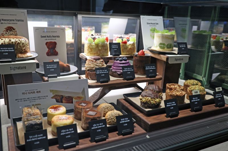 26일 서울 종로구 KT 광화문빌딩 웨스트에서 오픈 예정인 스타벅스 '리저브광화문'. 스타벅스가 처음으로 선보이는 랜드마크 명칭을 활용한 '광화문 믹사토'와 '퓨어 말차 모히토'는 해당 매장에서만 만나볼 수 있다. 광화문리저브는 리저브 전용 매장으로 오는 28일에 오픈한다. 사진=서동일 기자