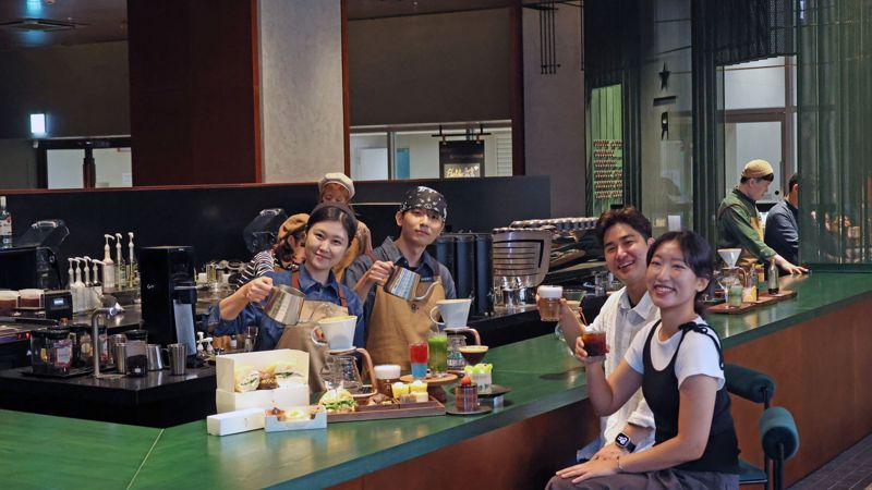 26일 서울 종로구 KT 광화문빌딩 웨스트에서 오픈 예정인 스타벅스 '리저브광화문'에서 직원들이 음료와 음식을 선보이고 있다. 스타벅스가 처음으로 선보이는 랜드마크 명칭을 활용한 '광화문 믹사토'와 '퓨어 말차 모히토'는 해당 매장에서만 만나볼 수 있다. 광화문리저브는 리저브 전용 매장으로 오는 28일에 오픈한다. 사진=서동일 기자