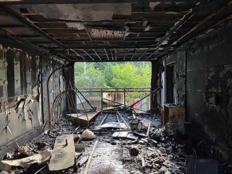 [거제=뉴시스] 경남 거제시 옥포동의 한 아파트 2층에서 화재가 발생go 2명이 다치고 입주민 20여명이 연기를 흡입했다. 지난 25일 오후 10시 58분께 화재가 발생한 아파트 거실의 현장 모습. (사진=경남소방본부 제공) 2025.08.26. photo@newsis.com *재판매 및 DB 금지