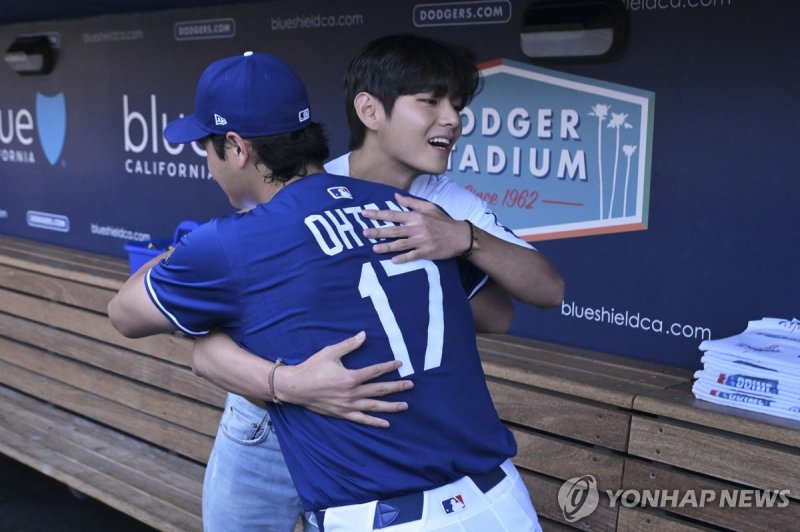 오타니와 포옹하는 뷔.연합뉴스