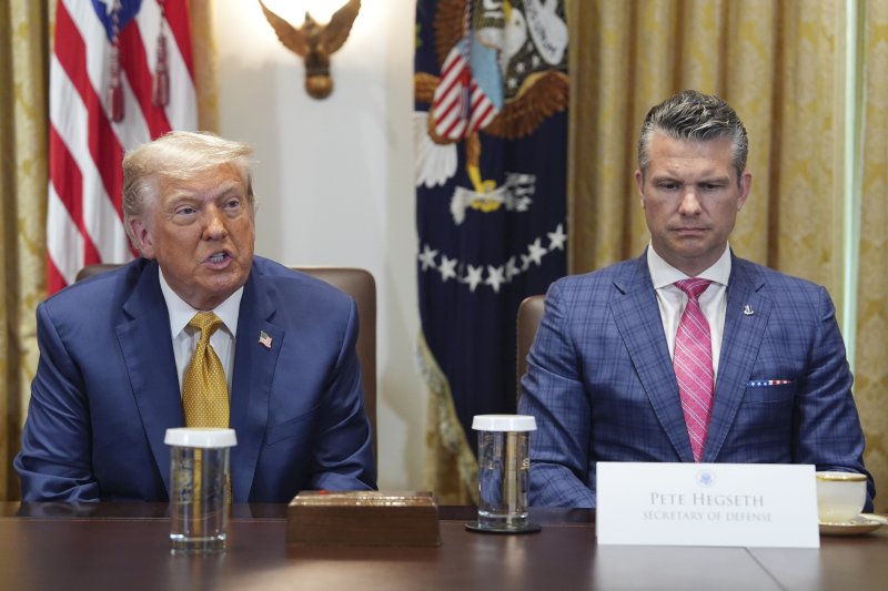 도널드 트럼프 미국 대통령이 지난 8일(현지 시간) 백악관에서 열린 내각회의에서 발언하고 있다. 피트 헤그세스 국방장관이 트럼프 대통령 발언을 경청하고 있다. 헤그세스 장관이 4성 장군 지명 내정자 전원이 트럼프와 면담하도록 하면서 군의 정치화가 우려된다고 미 뉴욕타임스(NYT)가 보도했다. AP·뉴시스
