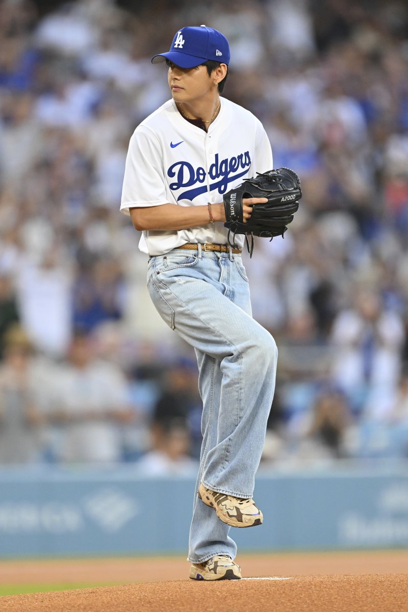 '좌완 투수' 방탄소년단 뷔, 이토록 우아하고 감상적인 시구…'볼 드롭'(종합)