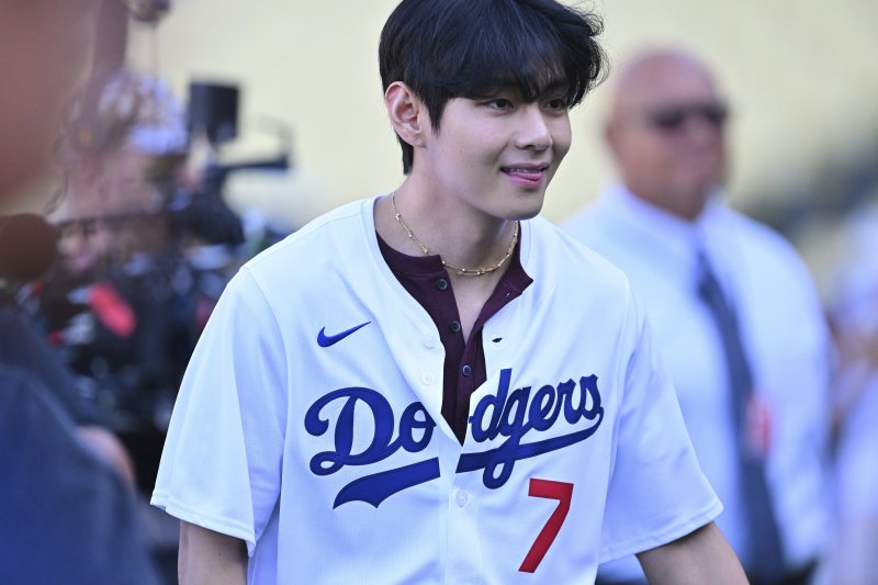 '좌완 투수' 방탄소년단 뷔, 이토록 우아하고 감상적인 시구…'볼 드롭'(종합)