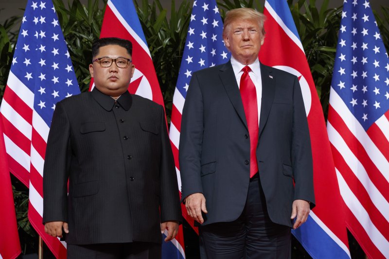 도널드 트럼프 미국 대통령(오른쪽)이 2018년 6월 12일 싱가포르 센토사섬에서 실시간 바카라사이트 북한 국무위원장을 만난 모습.AP뉴시스