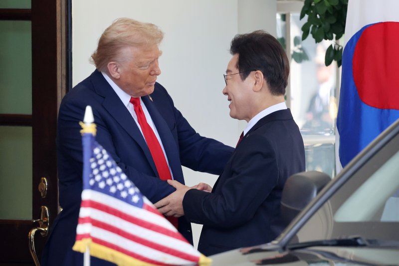 [워싱턴=뉴시스] 고범준 기자 = 이재명 대통령과 도널드 트럼프 미국 대통령이 25일(현지 시간) 미국 워싱턴DC 백악관에서 한미 정상회담에 앞서 인사를 나누고 있다. 2025.08.26. bjko@newsis.com