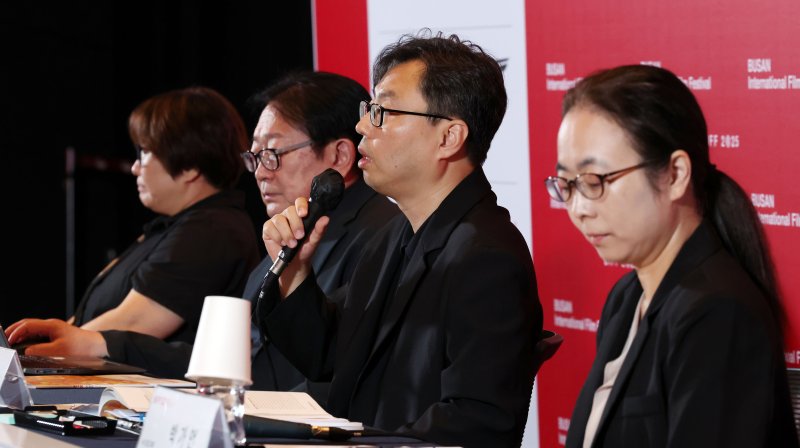 [부산=뉴시스] 하경민 기자 = 제30회 부산국제영화제 개최 기자회견이 열린 26일 부산 해운대구 영화의전당에서 김영덕(왼쪽부터) 마켓위원장, 박광수 부산국제영화제 이사장, 정한석 집행위원장, 박가인 수석프로그래머 등이 올해 영화제에 대해 설명하고 있다. 이번 영화제는 오는 9월17~26일 영화의전당 등 7개 극장 31개 스크린에서 총 328편(공식 초청작 64개국 241편, 커뮤니티비프 87편)의 작품을 소개한다. 2025.08.26. yulnetphoto@newsis.com