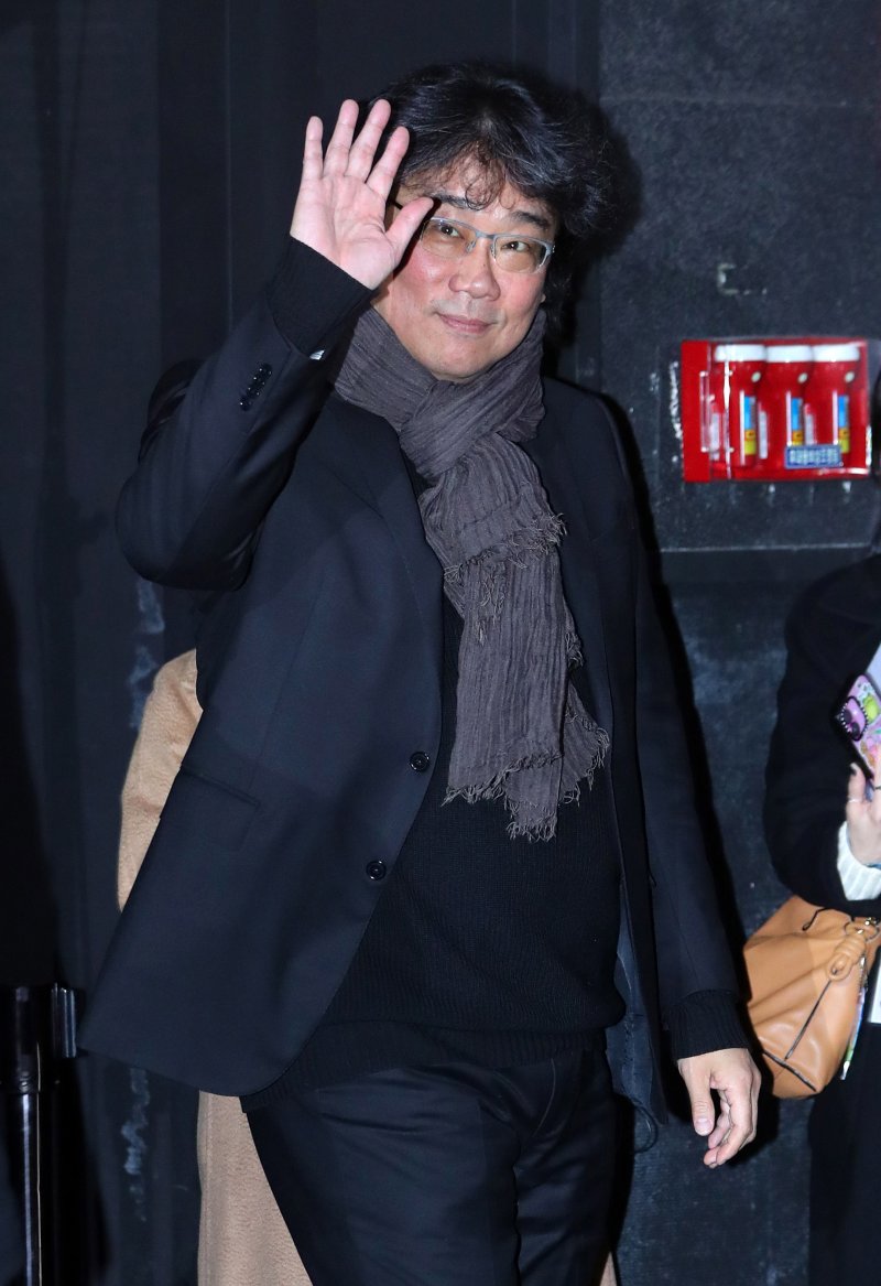 [서울=뉴시스] 김혜진 기자 = 봉준호 감독이 20일 오전 서울 강남구 코엑스 메가박스에서 열린 영화 '미키 17'(감독 봉준호) 기자간담회에서 포즈를 취하고 있다. 한국에서 세계 최초 개봉하는 '미키 17'은 죽으면 다시 프린트되는 '익스펜더블'로 위험한 일에 투입되는 소모품 인생을 살던 미키(로버트 패틴슨)가 17번째 죽음의 위기에서 벌어지는 예측불허의 모험을 그린 영화로 오는 28일 개봉된다. 2025.02.20. jini@newsis.com