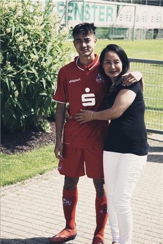 옌스 카스트로프와 모친 안수연씨.연합뉴스