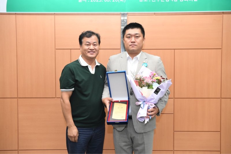 [완주=뉴시스] 최광호 완주군의원(오른쪽)이 26일 화재 피해 다문화가정 지원 공로 감사패를 수상하고 있다. 2025.08.26 (사진= 완주군의회 제공) *재판매 및 DB 금지