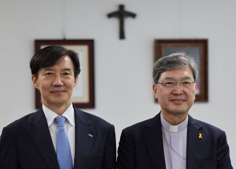 특별사면 후 광주를 찾은 조국 혁신정책연구원장이 26일 광주 서구 쌍촌동천주교 광주대교구청에서 옥현진 광주대교구 교구장을 예방해 기념사진을 찍고 있다. 2025.8.26/뉴스1 ⓒ News1 박지현 기자