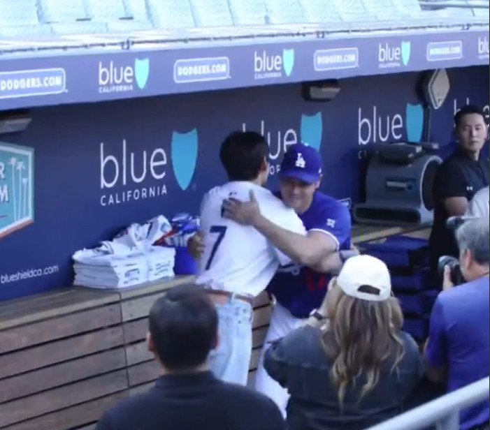방탄소년단 뷔, LA 다저스 경기 시구…오타니 만나 포옹까지