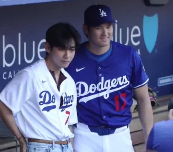 방탄소년단 뷔, LA 다저스 경기 시구…오타니 만나 포옹까지