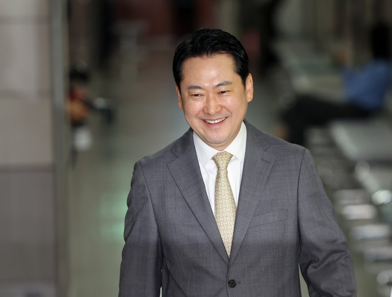 [서울=뉴시스] 김명년 기자 = 장동혁 신임 국민의힘 당대표가 26일 오전 서울 여의도 국회에서 기자회견 위해 이동하고 있다. 2025.08.26. kmn@newsis.com