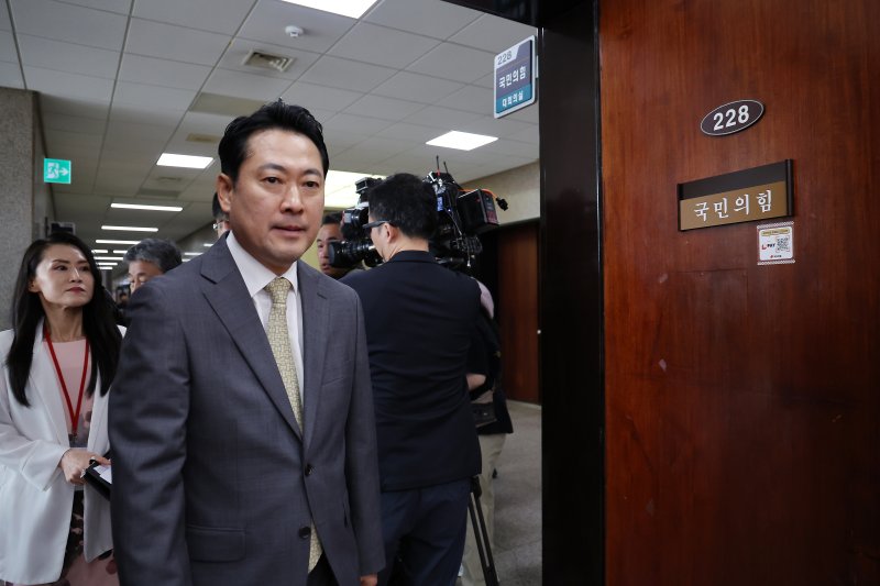 [서울=뉴시스] 김명년 기자 = 장동혁 신임 국민의힘 당대표가 26일 오전 서울 여의도 국회에서 기자회견 위해 이동하고 있다. 2025.08.26. kmn@newsis.com