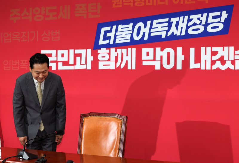 [서울=뉴시스] 김명년 기자 = 장동혁 신임 국민의힘 대표가 26일 오전 서울 여의도 국회에서 기자회견을 열고 인사하고 있다. 2025.08.26. kmn@newsis.com