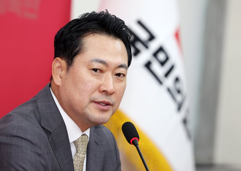 [서울=뉴시스] 김명년 기자 = 장동혁 신임 국민의힘 당대표가 26일 오전 서울 여의도 국회에서 기자회견을 열고 발언하고 있다. 2025.08.26. kmn@newsis.com