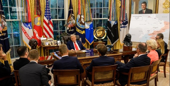 트럼프 대통령이 지난 18일 백악관에서 유럽 정상들과 다자회담 전 회동하는 모습. (백악관 엑스 계정)