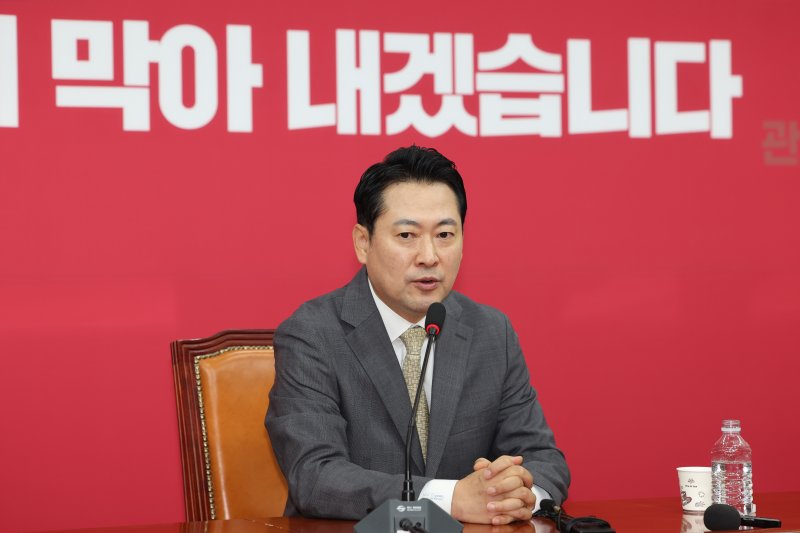 [서울=뉴시스] 김명년 기자 = 장동혁 신임 국민의힘 당대표가 26일 오전 서울 여의도 국회에서 기자회견을 열고 발언하고 있다. 2025.08.26. kmn@newsis.com