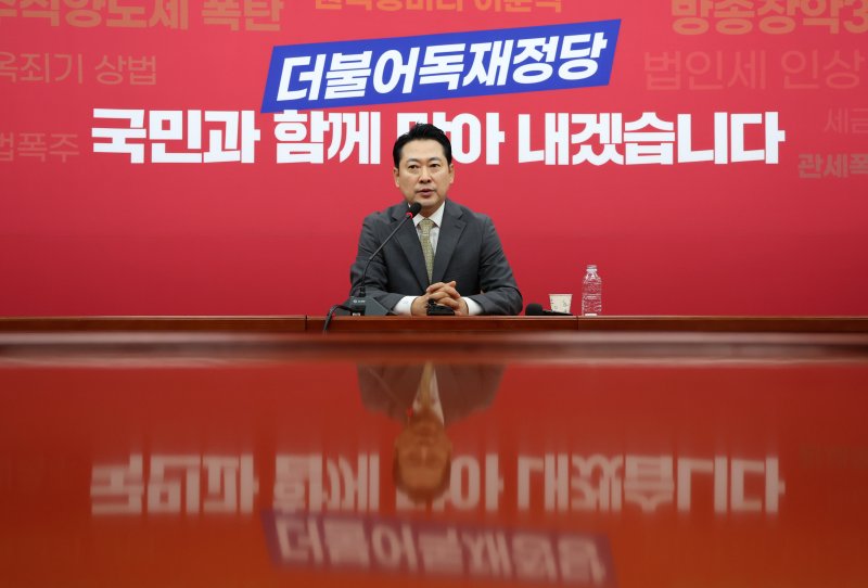 [서울=뉴시스] 김명년 기자 = 장동혁 신임 국민의힘 당대표가 26일 오전 서울 여의도 국회에서 기자회견을 열고 발언하고 있다. 2025.08.26. kmn@newsis.com