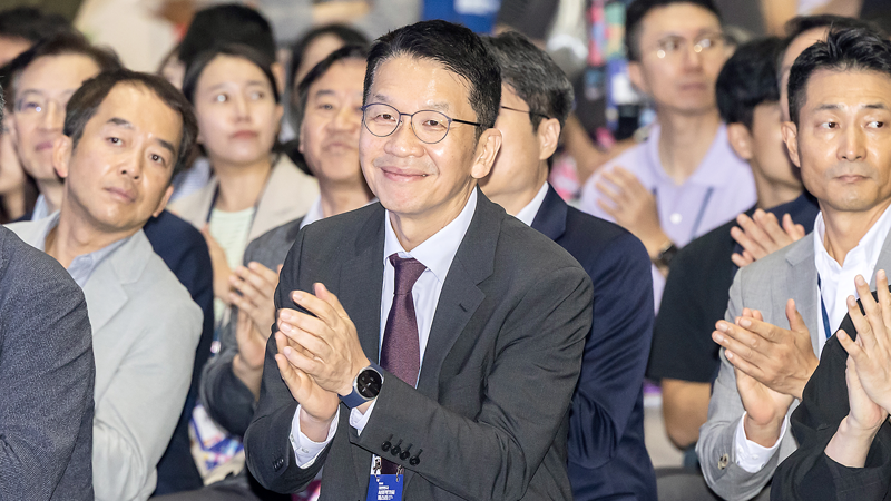 지난 25일 서울 상남 코엑스 ‘제2회 대한민국 사회적 가치 페스타’ 오프닝 행사에 참석한 최창원 SK수펙스 추구협의회 의장(가운데)가 박수를 치고 있다. SK하이닉스 제공