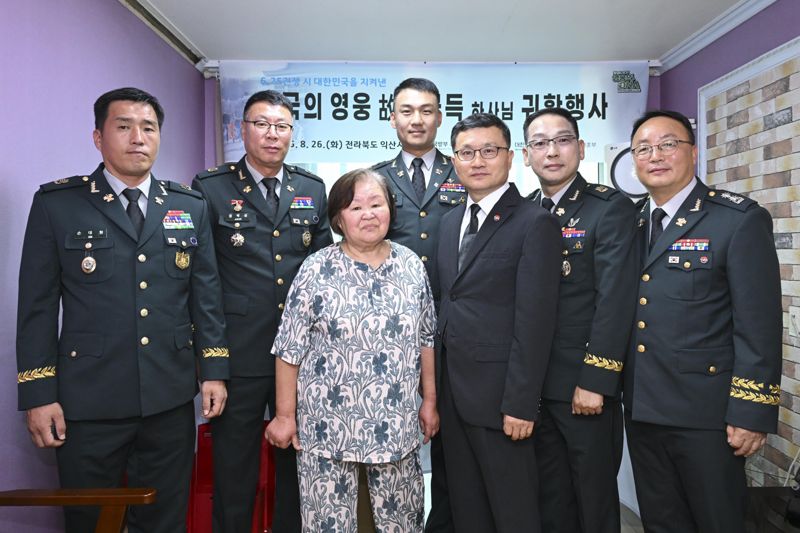 26일 김금득 하사의 유가족(외동딸) 김순임 씨(71세)와 군 관계자들이 기념사진을 촬영하고 있다. 왼쪽부터 손대형 원사(7사단 연승부대 주임원사 대리), 권혁성 원사(7사단 주임원사), 김순임 씨, 김용태 중령(35사단 익산대대장), 이근원 이사관(국유단장), 황원술랑 원사(35사단 익산대대 주임원사), 조해학 중령(국유단 계획운영처장) 국방부 제공