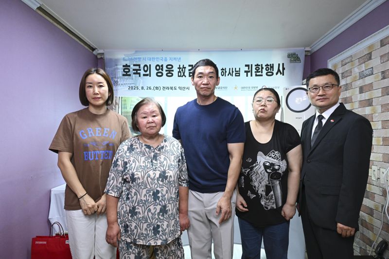 26잂 고 김금득 하사의 유가족이 호국의 영웅 귀환 행사에서 기념사진을 촬영하고 있다. 왼쪽부터 김순임 씨 셋째 아들 오철웅 씨의 아내 심미정 씨(44세), 김순임 씨, 셋째 아들 오철웅 씨(44세), 첫째 딸 오옥희 씨(46세), 이근원 국유단장 국방부 제공