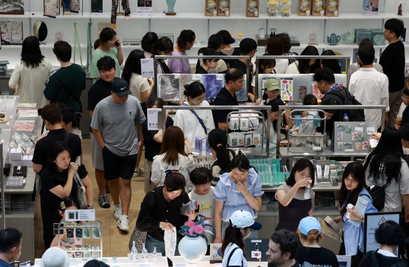 [서울=뉴시스] 이영환 기자 = 광복절인 15일 오후 서울 용산구 국립중앙박물관 내 공식 굿즈 매장 '뮷즈샵'이 관람객이 제품을 살펴보고 있다. 2025.08.15. 20hwan@newsis.com