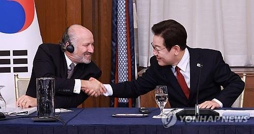 한국, 일본의 대미 투자펀드 구상을 주도한 러트닉 상무장관(왼쪽) (출처=연합뉴스)